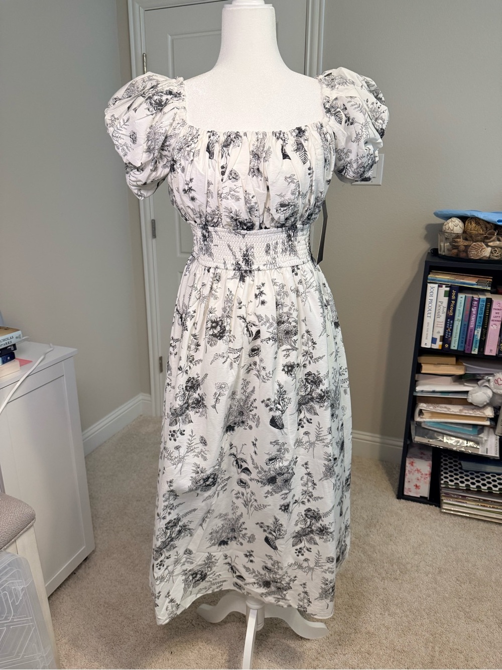 Tuckernuck Hyacinth House S Women's White Black Floral Puff-Sleeve Smocked Dress